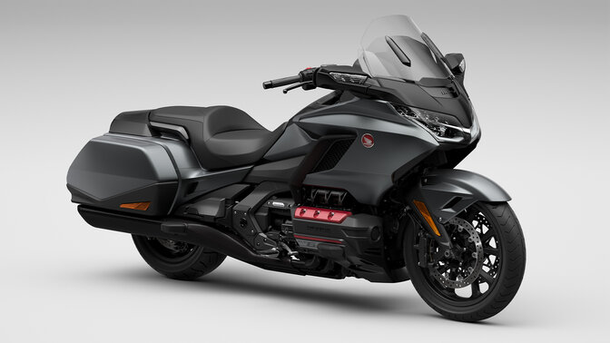 Trojštvrťový predný pohľad sprava na model Honda Gold Wing v štúdiu
