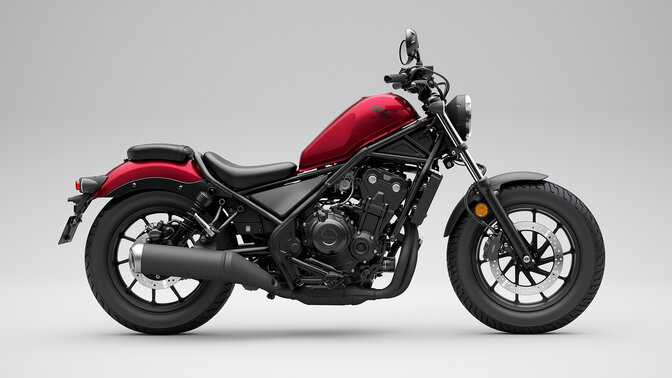 Bočný štúdiový záber s modelom Honda CMX500