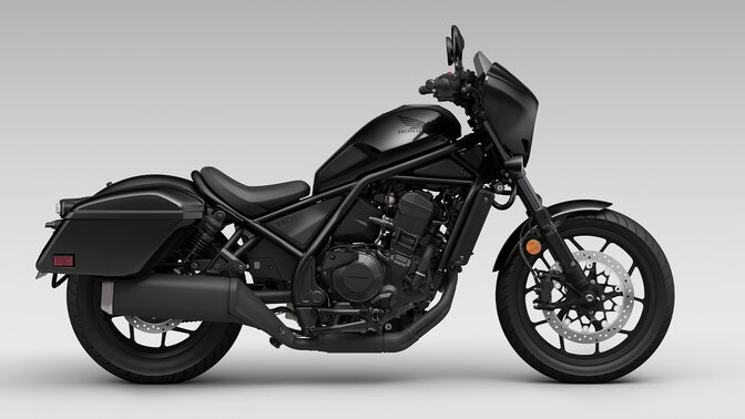 Bočný štúdiový záber s modelom Honda CMX1100