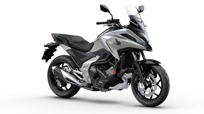 Trojštvrťový pohľad spredu z pravej strany na model Honda NC750X v štúdiu