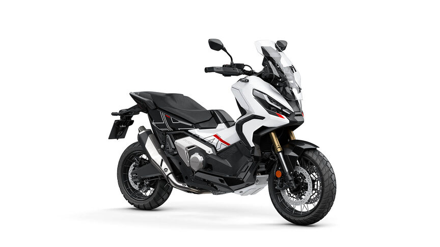 Trojštvrťový pohľad spredu z pravej strany na model Honda NC750X v štúdiu