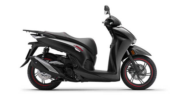 Trojštvrťový pohľad spredu z pravej strany na model Honda SH350 v štúdiu