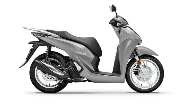 Trojštvrťový pohľad spredu z pravej strany na model Honda SH125 v štúdiu