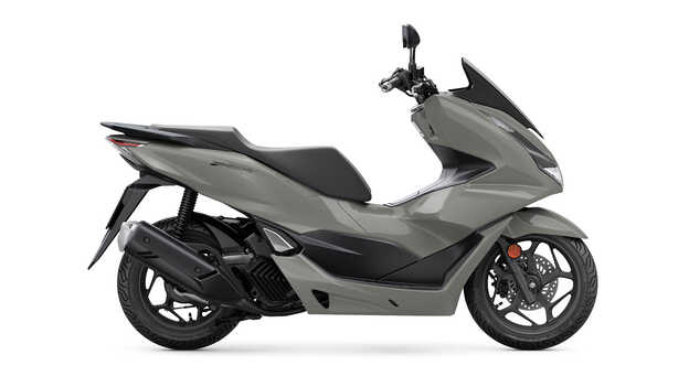 Trojštvrťový pohľad spredu z pravej strany na model Honda Forza 125 v štúdiu