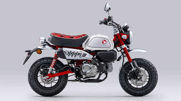 Trojštvrťový pohľad spredu z pravej strany na model Honda Monkey 125 v štúdiu