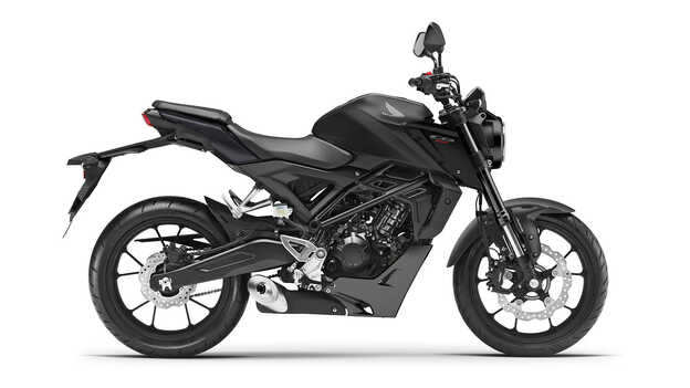 Trojštvrťový pohľad spredu z pravej strany na model Honda CB125R v štúdiu