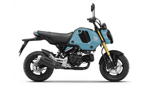 Trojštvrťový pohľad spredu z pravej strany na model Honda MSX125 v štúdiu