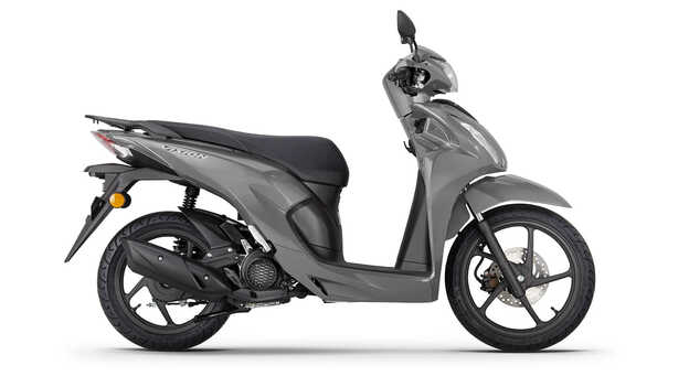 Trojštvrťový pohľad spredu z pravej strany na model Honda Vision 110 v štúdiu