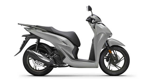 Trojštvrťový pohľad spredu z pravej strany na model Honda SH150i v štúdiu