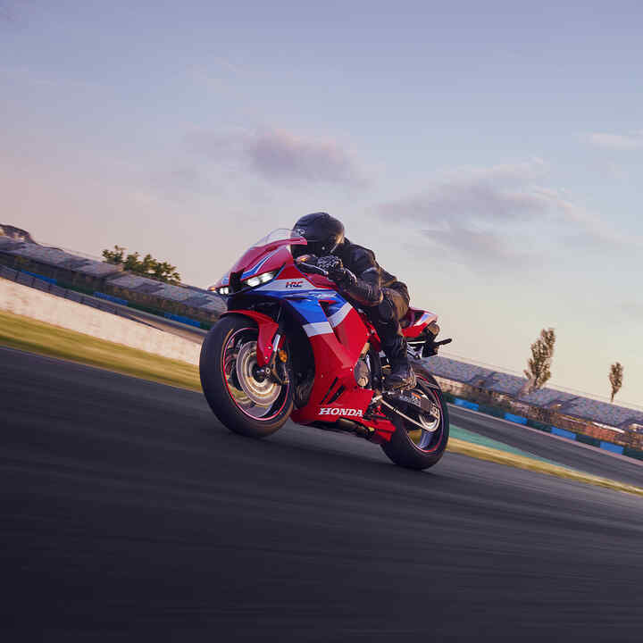 Dynamický trojštvrťový zadný záber na model CBR600RR pri jazde na okruhu