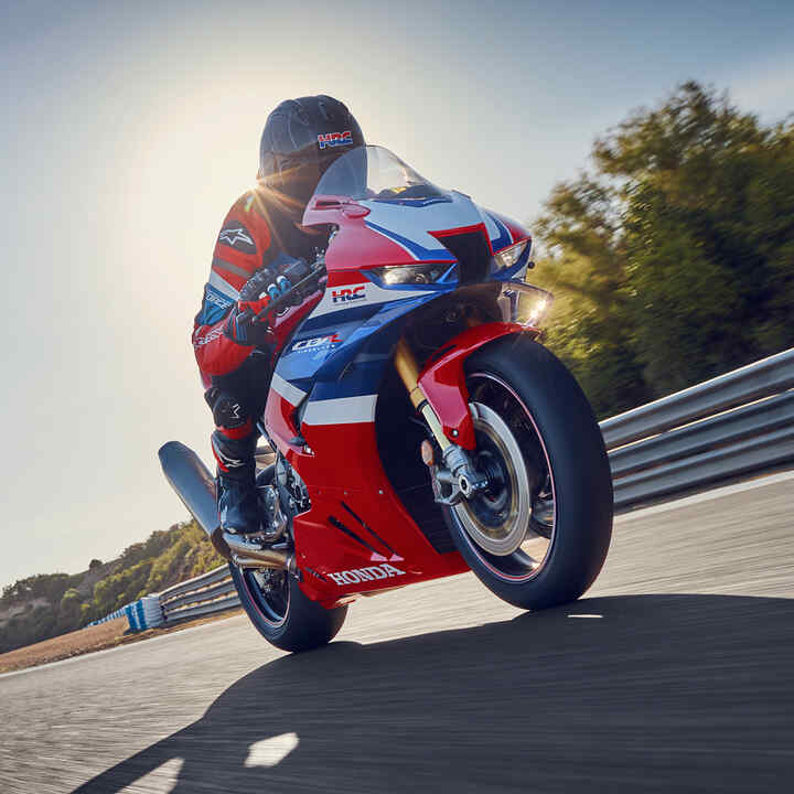 Pohľad spredu na model CB1000RR-R Fireblade s jazdcom na trati