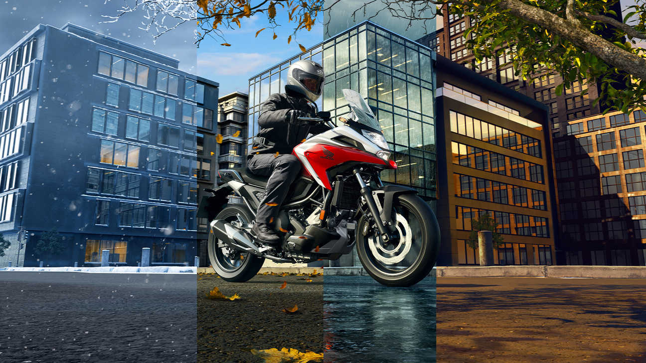 Honda NC750X, trojštvrťový záber spredu z pravej strany na stroj s jazdcom, rôzne poveternostné podmienky, červený motocykel