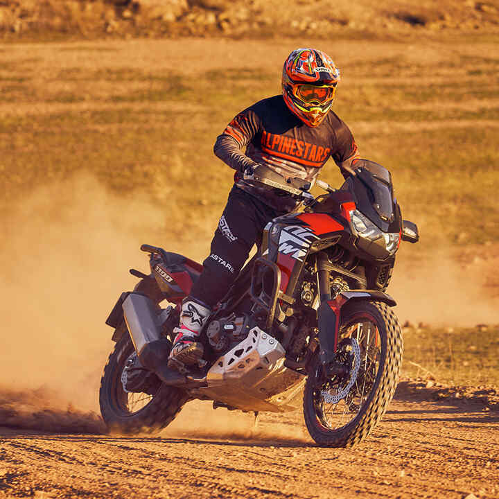 Muž na stroji Honda Africa Twin v teréne