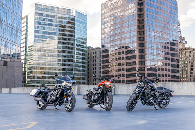 Bočný pohľad na motocykel Honda CL500 v mestskom prostredí.