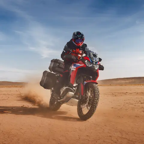 Jazdec na modeli Honda CRF1100 Africa Twin Adventure Sport v púšti.