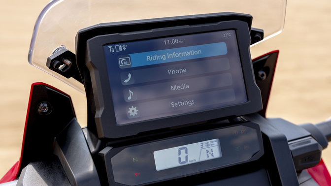 Honda Africa Twin, detail displeja TFT s funkciou Bluetooth