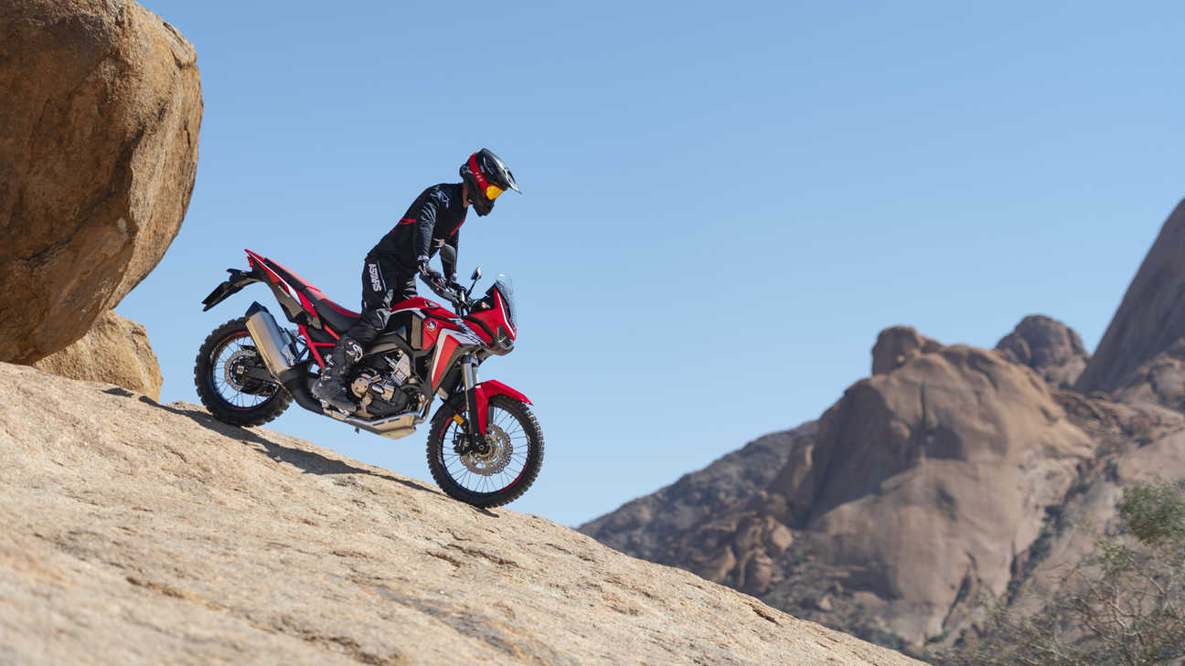 Pohľad sprava na model Honda Africa Twin pri jazde po skalách