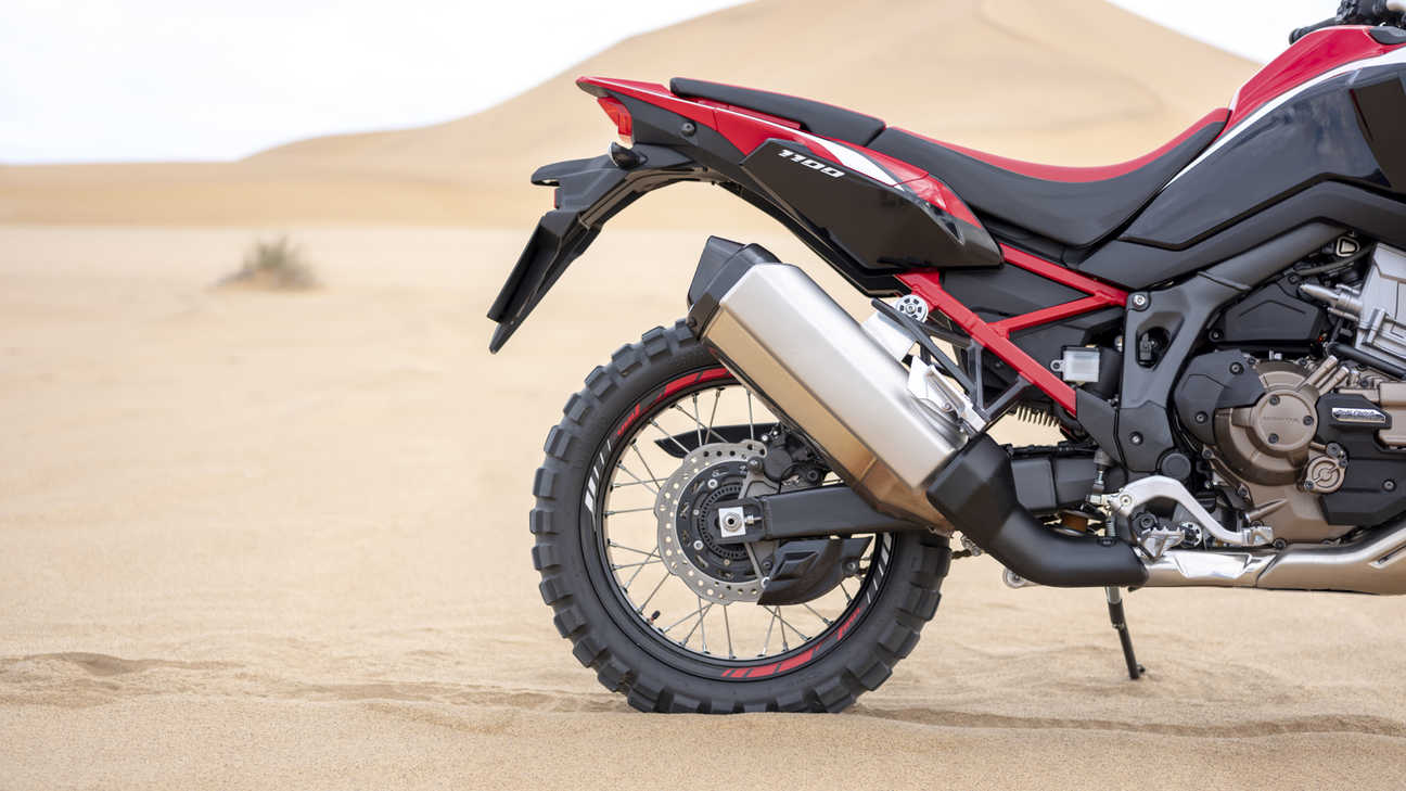 Štúdiový záber na zadné koleso modelu Honda Africa Twin