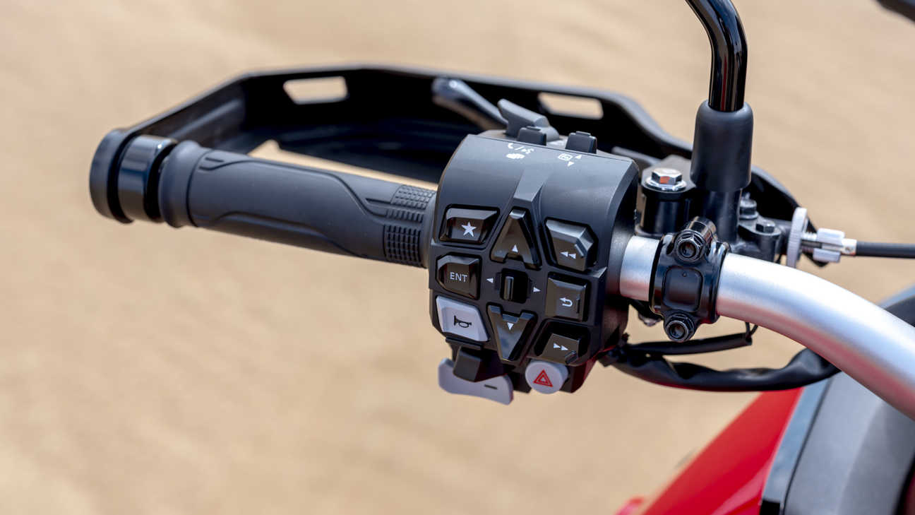 Honda Africa Twin, štúdiový záber z pohľadu jazdca