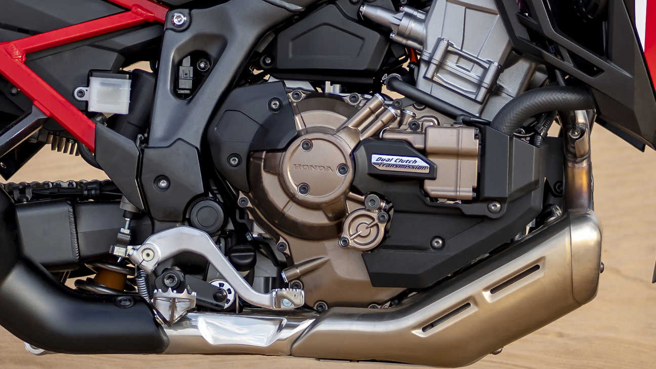 Detailný záber na ľavú rukoväť modelu Honda Africa Twin