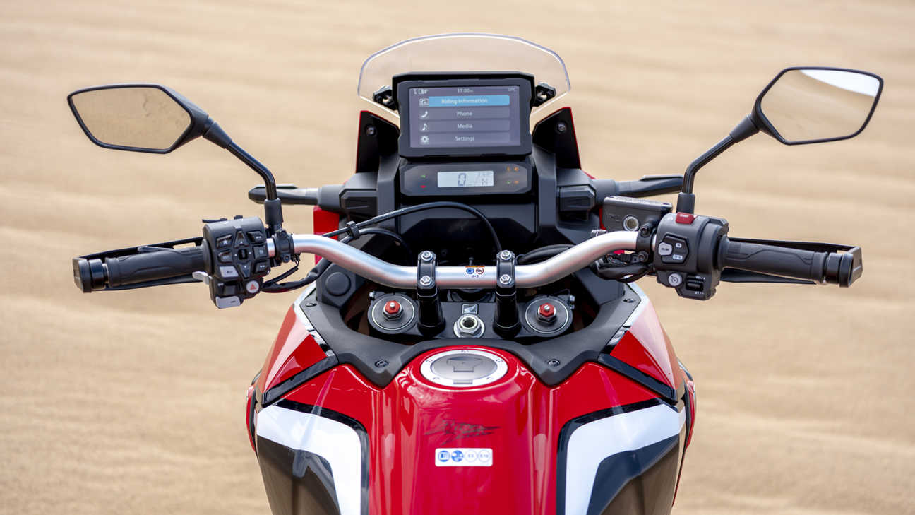 Detailný záber z pohľadu jazdca na modeli Honda Africa Twin