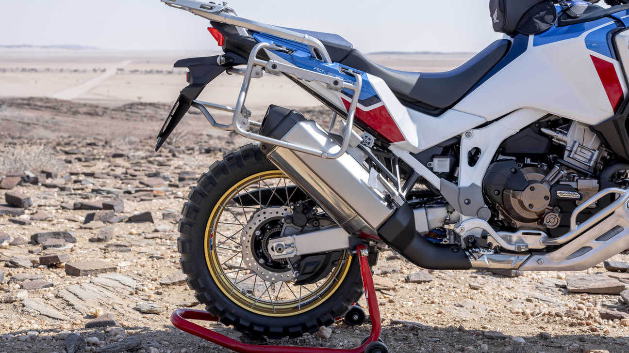 Detailný záber na zadné koleso motocykla Honda Africa Twin Adventure Sports