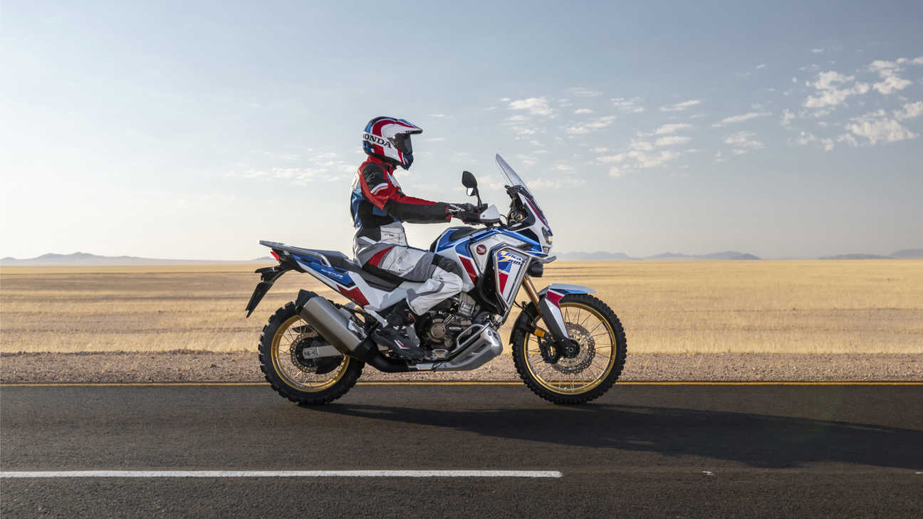 Model Honda Africa Twin Adventure Sports pri jazde po ceste púšťou