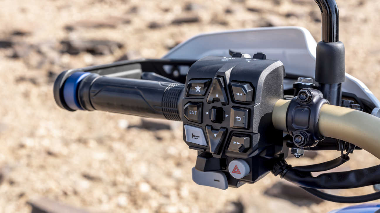 Detailný záber na ľavé riadidlo modelu Honda Africa Twin Adventure Sports