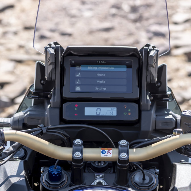 Detailný záber na ukazovateľ modelu Honda Africa Twin Adventure Sports
