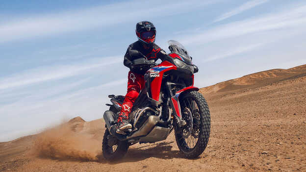 Figurant na motocykli CRF1100L Africa Twin v púšti.