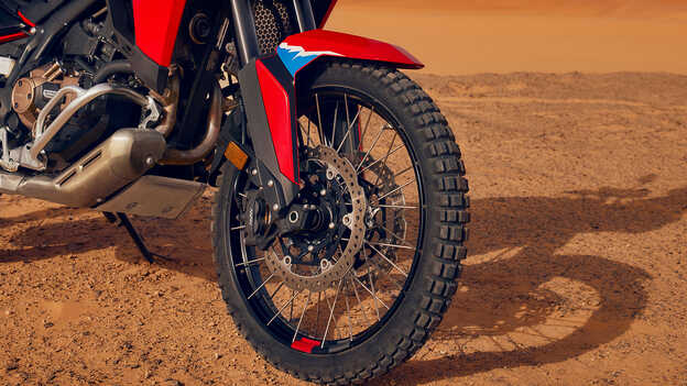 Detailný záber na kolesá motocykla CRF1100L Africa Twin v púšti.