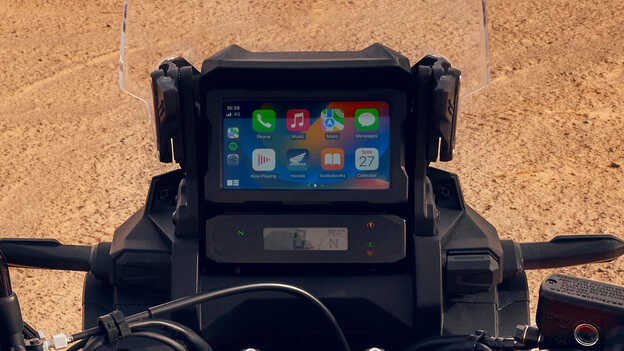Detailný záber na dotykovú obrazovku v motocykli CRF1100L Africa Twin v púšti.