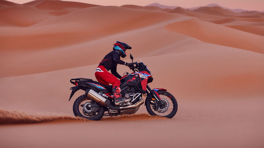 Figurant idúci na motocykli CRF1100L Africa Twin v púšti.