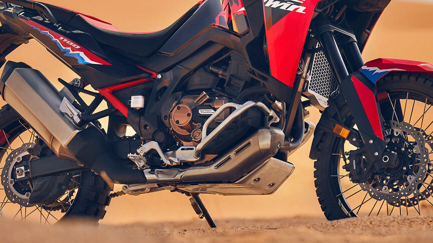 Figurant idúci na motocykli CRF1100L Africa Twin v púšti.