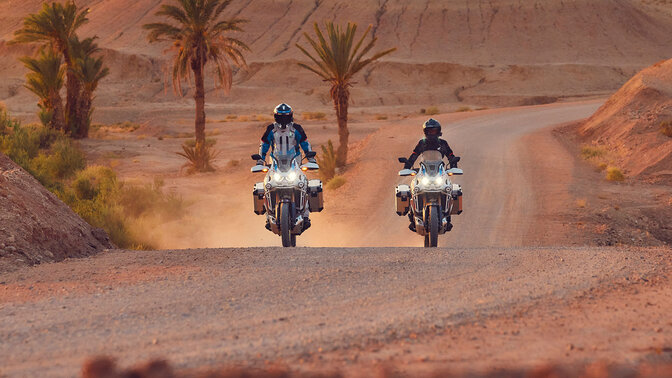 Dva motocykle CRF1100 Africa Twin Adventure Sports na poľnej ceste