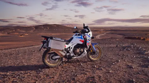 Jazdec na modeli Honda CRF1100 Africa Twin Adventure Sports v púšti.