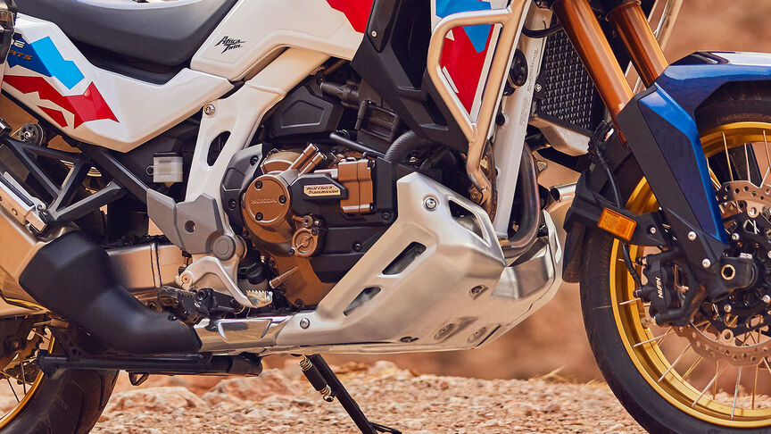 Predný trojštvrťový záber na motocykel Honda CRF1100 Africa Twin Adventure Sports v horskej oblasti.