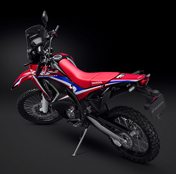 Trojštvrťový pohľad na model Honda CRF250 Rally zozadu z ľavej strany
