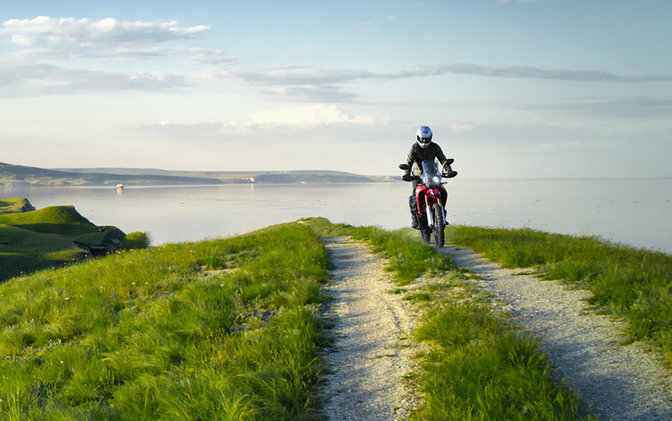 Model CRF250 Rally s jazdcom na ceste po pobreží