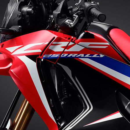 CRF250 Rally priblížený pohľad na bočný panel