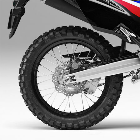 CRF250 Rally priblížený pohľad na zadné koleso