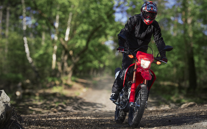 CRF250L s jazdcom v exteriéri