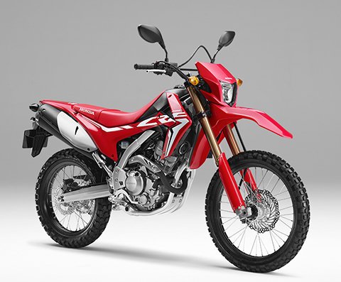 Trojštvrťový pohľad z prednej pravej strany na model CRF250L