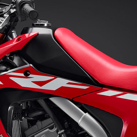 Detailný záber na palivovú nádrž modelu CRF250L