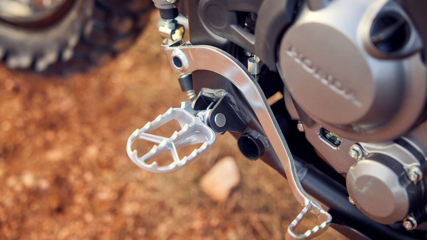 Ochranný kryt chráni motor a spodnú časť motocykla CRF300L