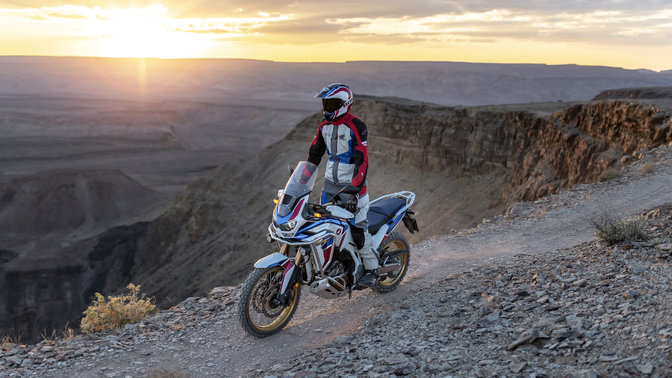Model Honda CRF1100L Africa Twin Adventure Sports pri jazde po prašnej ceste.