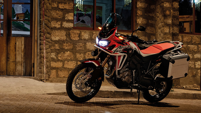 Honda Africa Twin zaparkovaná pred reštauráciou.