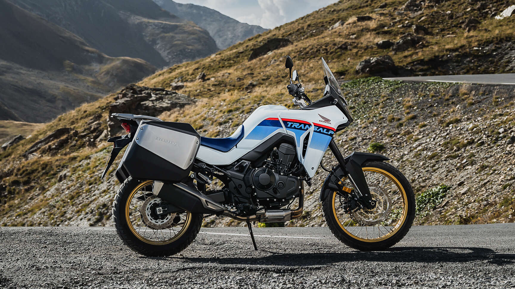 Model XL750 Transalp s Touring sadou príslušenstva.