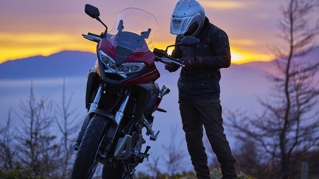 Model VFR800X zaparkovaný na vidieku s vedľa stojacim jazdcom