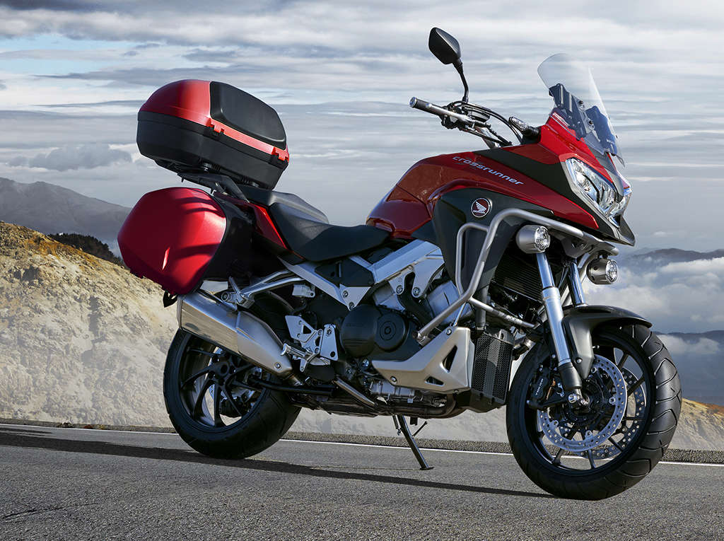 Model VFR800X zaparkovaný na horskej ceste pri pohľade sprava